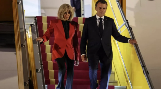 Makronla həyat yoldaşı arasında hava limanında qalmaqal – Brijit Makron ona sillə vurdu