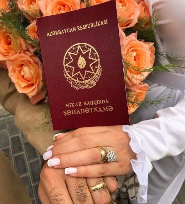 Azərbaycanlı müğənni nişanlısı ilə FOTOSUNU PAYLAŞDI - 4 gün sonra toydur