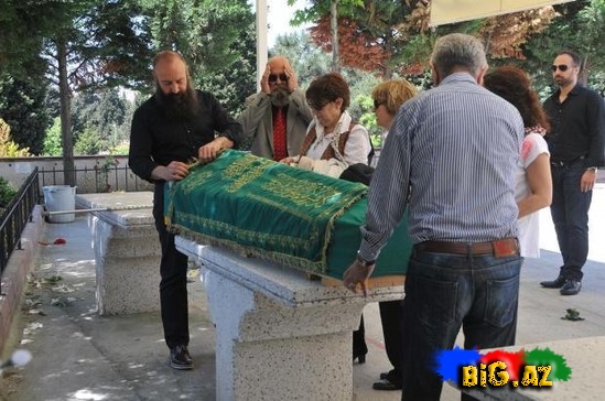 Halit Ergenç anasının cənazəsində göz yaşlarına hakim ola bilmədi - FOTO