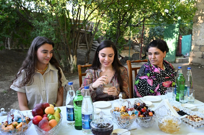Leyla Əliyeva Yevlaxda Cümə məscidində oldu, məktəb açılışında iştirak etdi (FOTO)
