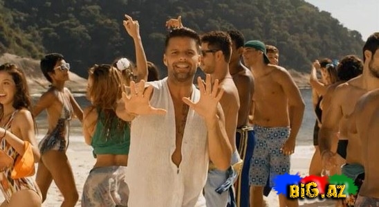 Riki Martin qızların əhatəsində - VIDEO