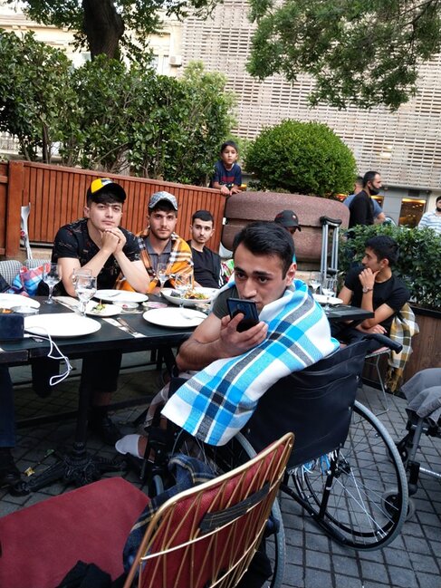 Kamil Zeynallı konsertə gətirdiyi qaziləri KÜRƏYİNDƏ DAŞIDI - VİDEO/FOTOLAR