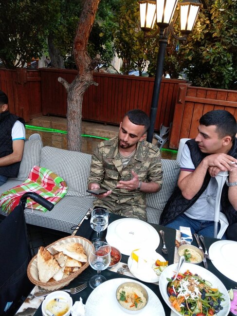 Kamil Zeynallı konsertə gətirdiyi qaziləri KÜRƏYİNDƏ DAŞIDI - VİDEO/FOTOLAR