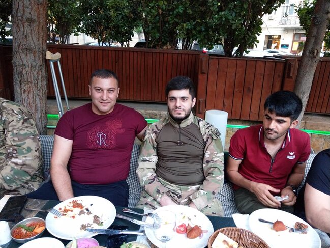 Kamil Zeynallı konsertə gətirdiyi qaziləri KÜRƏYİNDƏ DAŞIDI - VİDEO/FOTOLAR