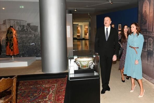 Prezident və xanımı sərgidə - Fotolar