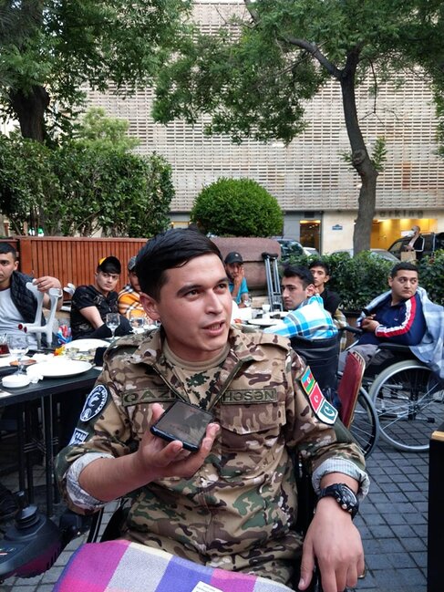 Kamil Zeynallı konsertə gətirdiyi qaziləri KÜRƏYİNDƏ DAŞIDI - VİDEO/FOTOLAR