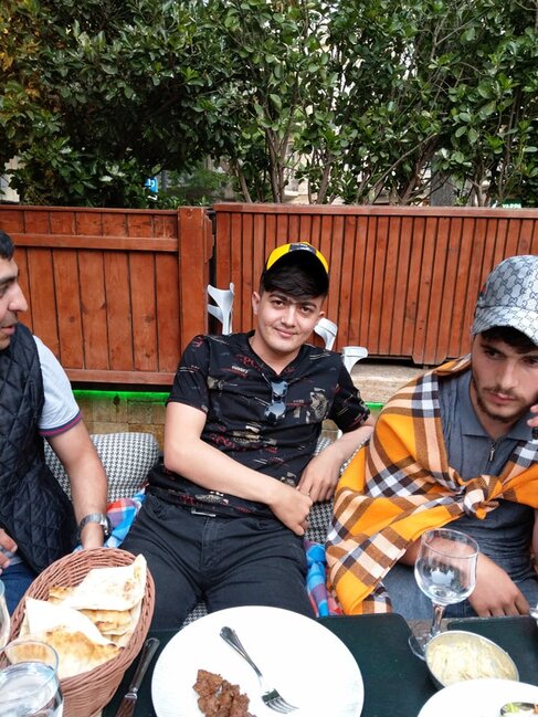 Kamil Zeynallı konsertə gətirdiyi qaziləri KÜRƏYİNDƏ DAŞIDI - VİDEO/FOTOLAR