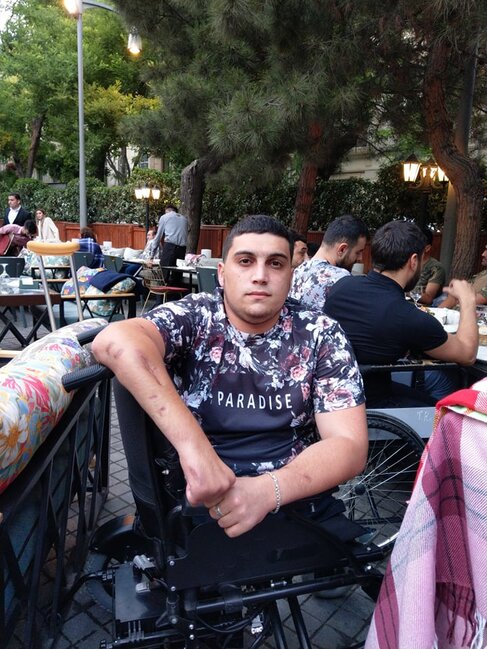 Kamil Zeynallı konsertə gətirdiyi qaziləri KÜRƏYİNDƏ DAŞIDI - VİDEO/FOTOLAR