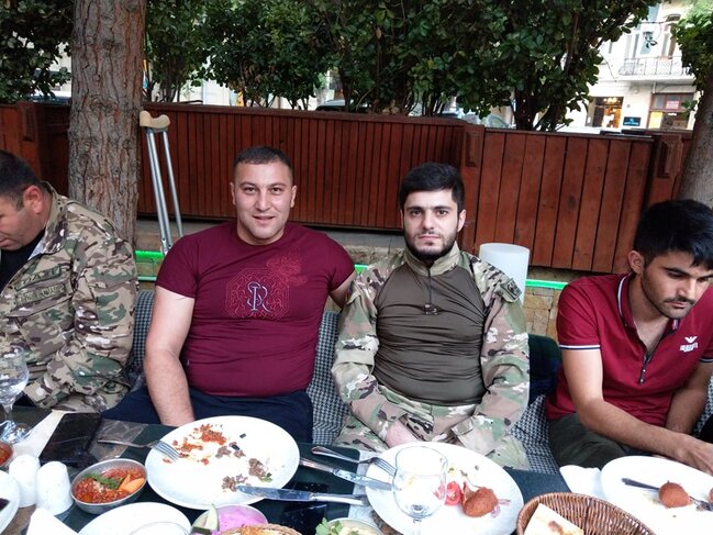 Kamil Zeynallı konsertə gətirdiyi qaziləri KÜRƏYİNDƏ DAŞIDI - VİDEO/FOTOLAR