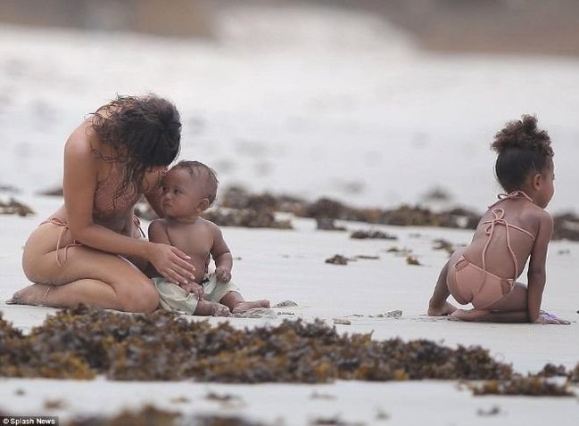 Kim Kardashian, 35 kilo arıqladı, bikinisi ilə gözləri qamaşdırdı - FOTOLAR