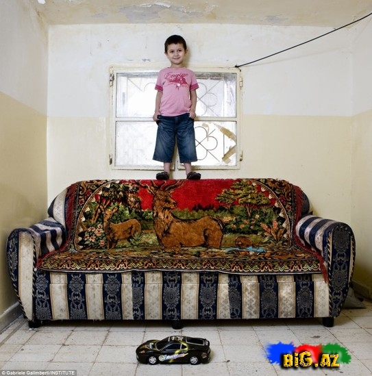 Uşaqları oyuncaqları ilə çəkən fotoqraf - Fotolar