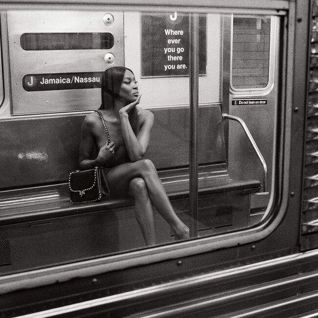 Metroda çılpaq fotosessiya etdirdi - FOTOLAR
