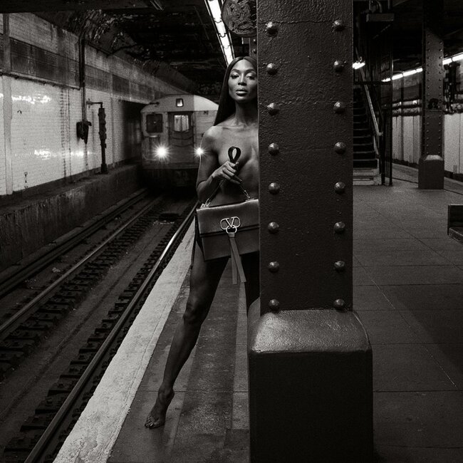 Metroda çılpaq fotosessiya etdirdi - FOTOLAR