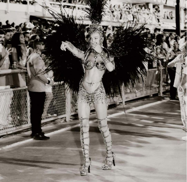 Məşhur model əylənmək üçün Brazilyanı seçdi