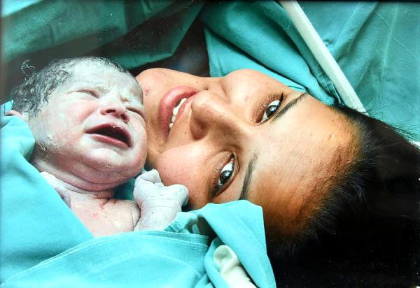 22 yaşlı ananın faciəvi ölümü: Həkim daxili orqanında sarğı bezi unutdu və... - FOTOLAR