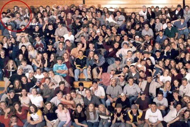 Bu fotodakı ata-qız bir neçə saniyə sonra baş verəcək faciədən xəbərsizdir