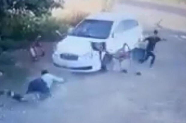 Avtomobili ata və oğula vurdu: Ürəkləri soyumadı, döyməyə başladılar - VİDEO