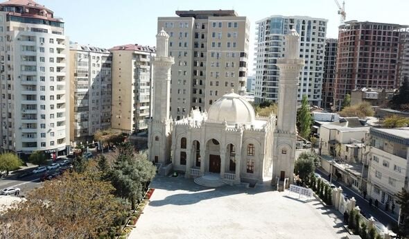 İlham Əliyev və Mehriban Əliyeva Nərimanov rayonunda "Cümə" məscidinin açılışında iştirak ediblər