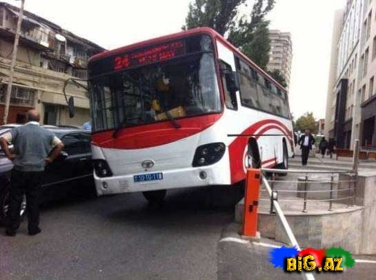 Avtobusu ikitəkər sürən sürücü işdən qovuldu - FOTO