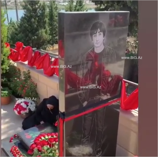 Özünü 10-cu mərtəbədən atan 23 yaşlı gəncin məzarından ürəkdağlayan FOTOLAR