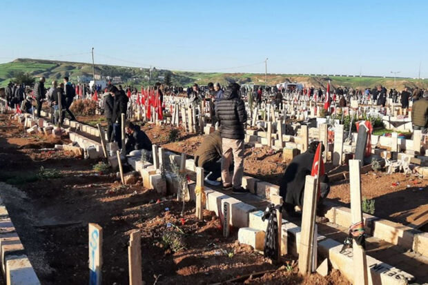 Türkiyədə bayram namazından sonra insanlar zəlzələ qurbanlarının ziyarətinə axışdılar - FOTO-VİDEO