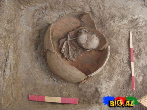 Azərbaycanda körpə uşaqların dəfn edildiyi saxsı qab qəbirləri tapılıb - FOTO