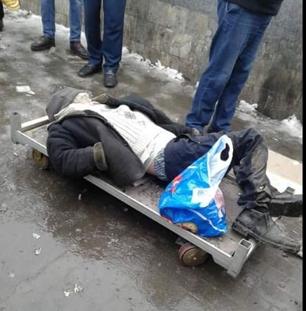 Bakıda metronun çıxışında naməlum kişi meyidi tapılıb - FOTO