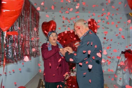 Sevgililər Günündə qocalar evində evlilik təklifi - FOTO