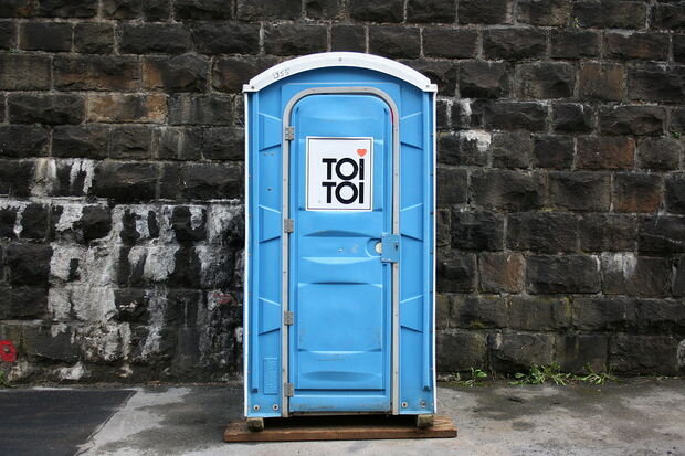 Amerikalı turist tualet kabinəsində zorlanıb
