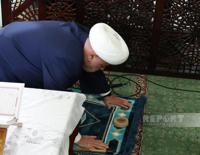 Təzəpir məscidində bayram namazı qılındı (FOTO)