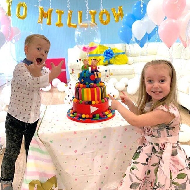 Bu bacı və qardaş YouTube-dan milyonlar qazanır - FOTOLAR