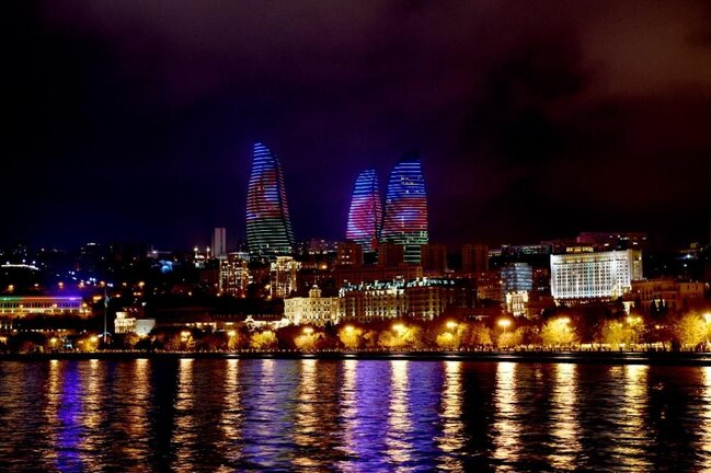 Bakıda bu yerlər Azərbaycan bayrağı ilə işıqlandırıldı - FOTOLAR
