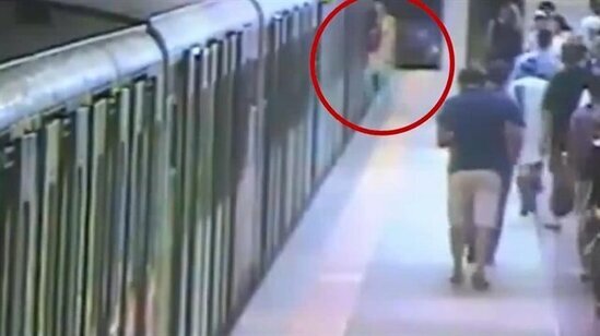 Metroda DƏHŞƏTLİ ANLAR: Ayağı qapı arasında qaldı, yerlə süründü - VİDEO