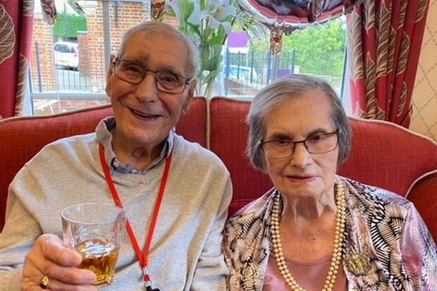 100 yaşlı cütlük uzun illik evliliklərinin sirlərini açıqladı: Hər gün... – FOTO