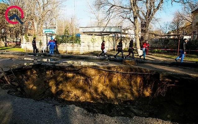 Daha bir yol çökdü - FOTO