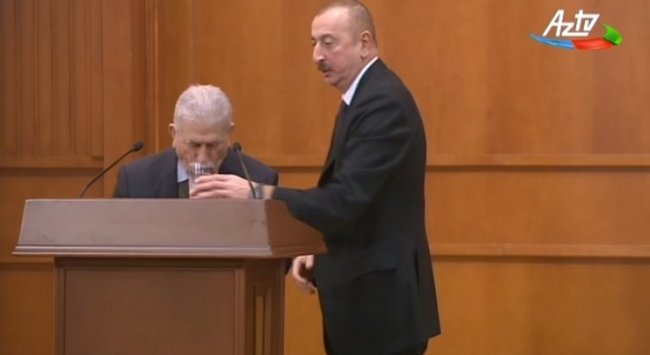 Prezident şəhid atasına öz əlləri ilə su içirdi (VİDEO)