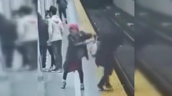 Çoxumuzun qorxduğu hadisə bu qadının başına gəldi: metroda qatar gözləyərkən...- VİDEO