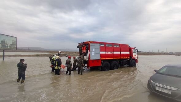 Azərbaycanda su basan magistral yolda nəqliyyatın hərəkəti tam bərpa olundu - YENİLƏNİB + FOTO/VİDEO