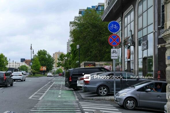 Bakının mərkəzi küçəsində qanunsuzluq: Səki zəbt olunub, baryerlər çıxarılıb - FOTO/VİDEO