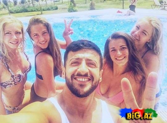 Abbas Bağırov qızlarla hovuzda - FOTO