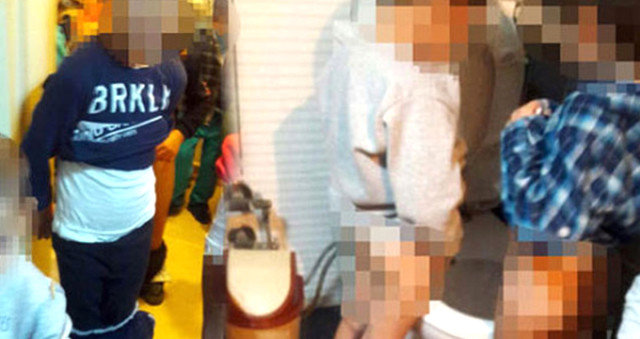 BaÄÃ§ada v&Eacute;hÅilik: MÃ¼&Eacute;llim uÅaqlarÄ± dÃ¶yÃ¼b Ã§Ä±lpaq halda ayaqyoluna... - FOTO