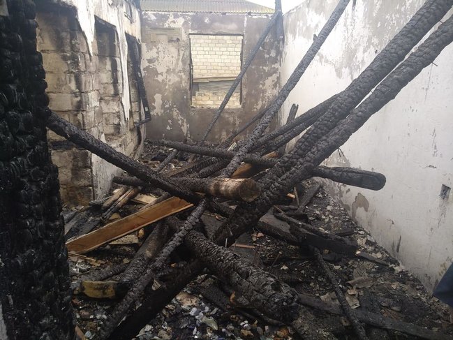 Polislər evi yanan kişini xilas etdilər - Ailəsini çıxarıb yenidən alovun içinə girmişdi... - FOTO