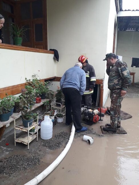 Yağış suları Gəncədə evlərə doldu - FHN HƏRƏKƏTƏ KEÇDİ/FOTO