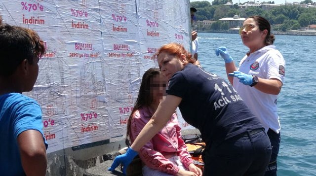 19 yaşlı qız huşunu itirdi, dənizə yıxıldı - FOTOLAR