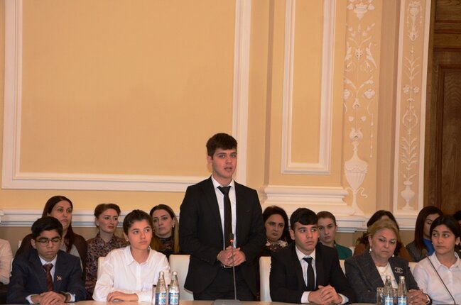 Bakı şəhər məktəblilərinin müəllifi olduğu növbəti kitab çap edilib