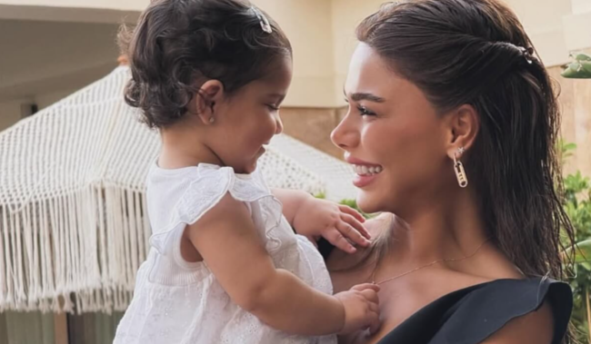 Aysun ilk dəfə qızını paylaşdı