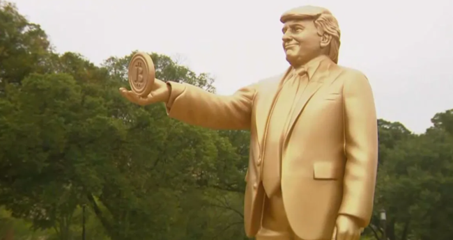 Vaşinqtonda əlində "Bitkoin" olan Trampın qızıl heykəli qoyuldu