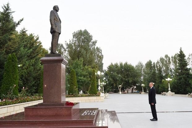 Prezident İlham Əliyev Ağsuda Heydər Əliyevin abidəsini ziyarət edib