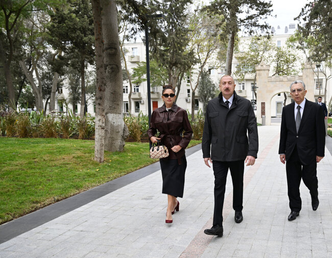 İlham Əliyev xanımı ilə yeni parkda - Fotolar