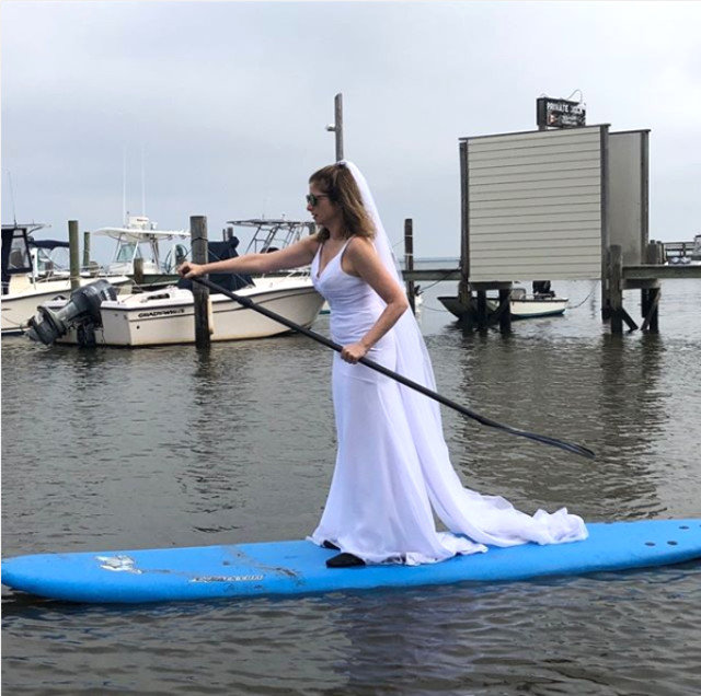 Evlənəcəyi kişini tapmaq üçün gəlinlik geyinib... - Qadının bu hərəkətləri şok edir - FOTOLAR